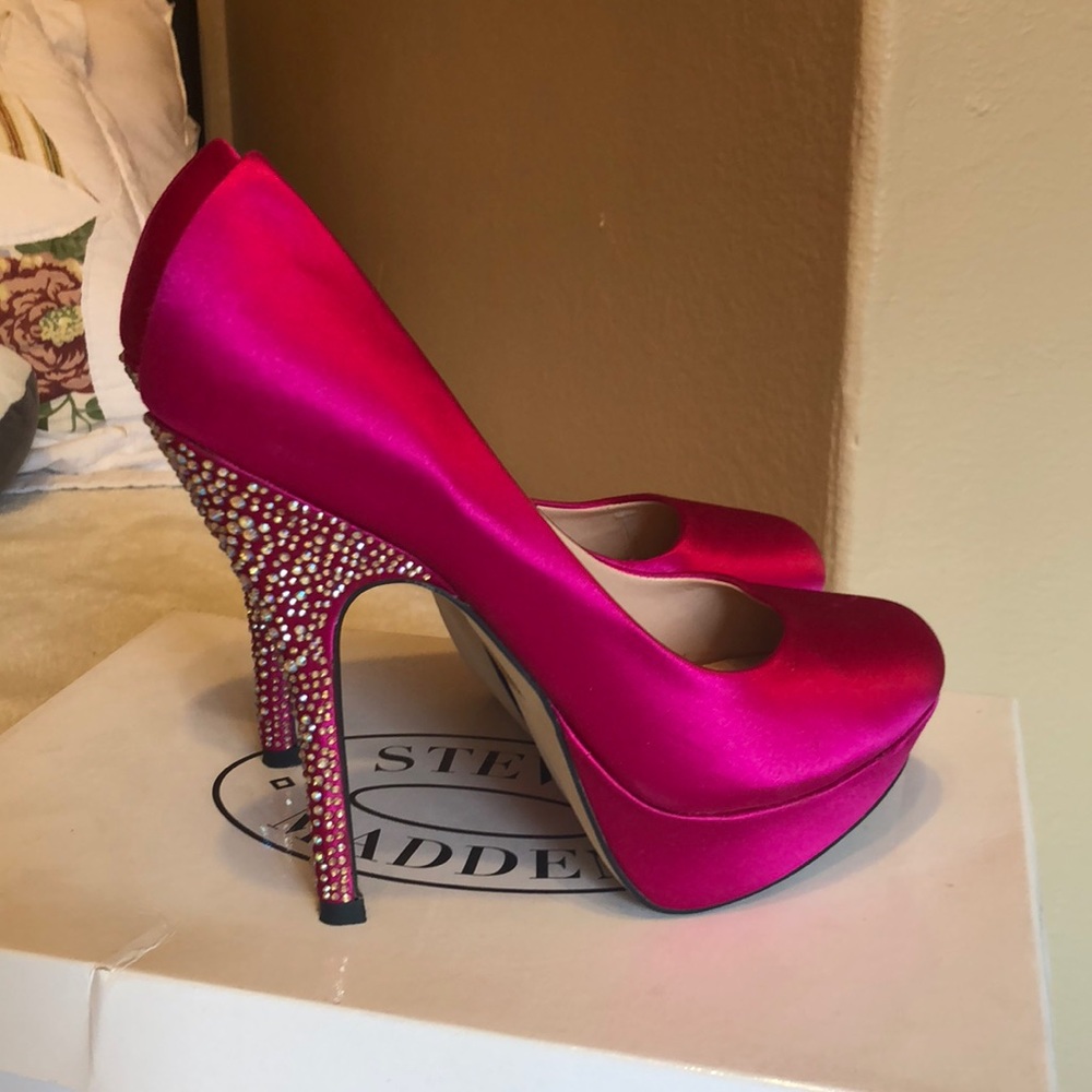 🔴 SOLD 🔴 Steve Madden Party Fuchsia Pumps
